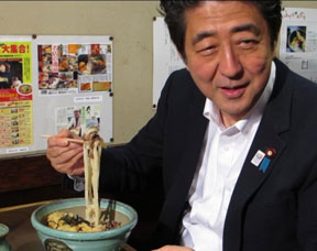 安倍突出亲民形象